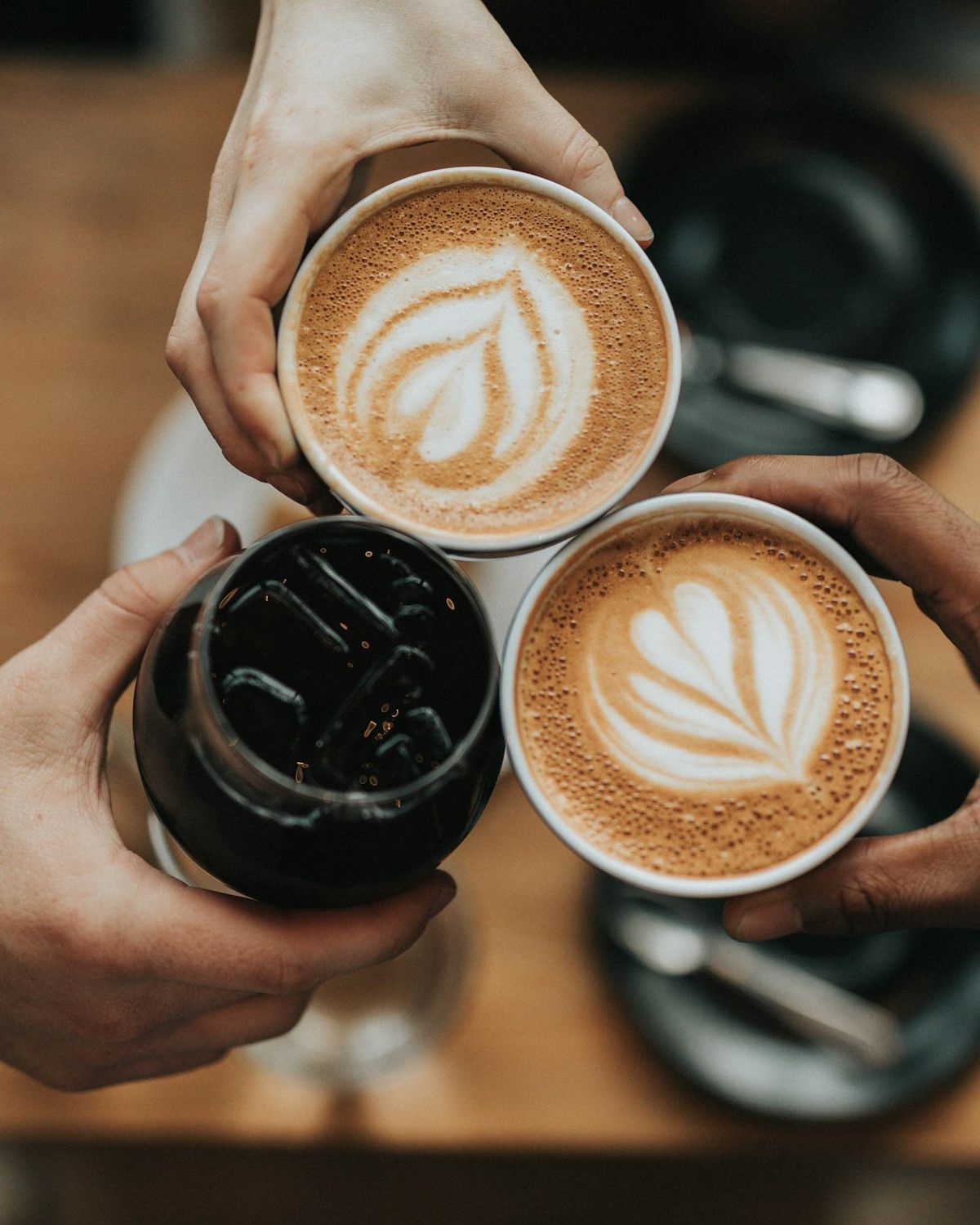 Latte art yapılmış fincanlarla kahve molası